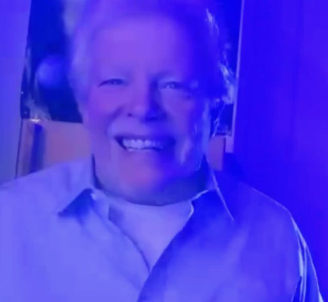 Pascal Infinite, souriant, dans la lumière bleue du Cube Quantique